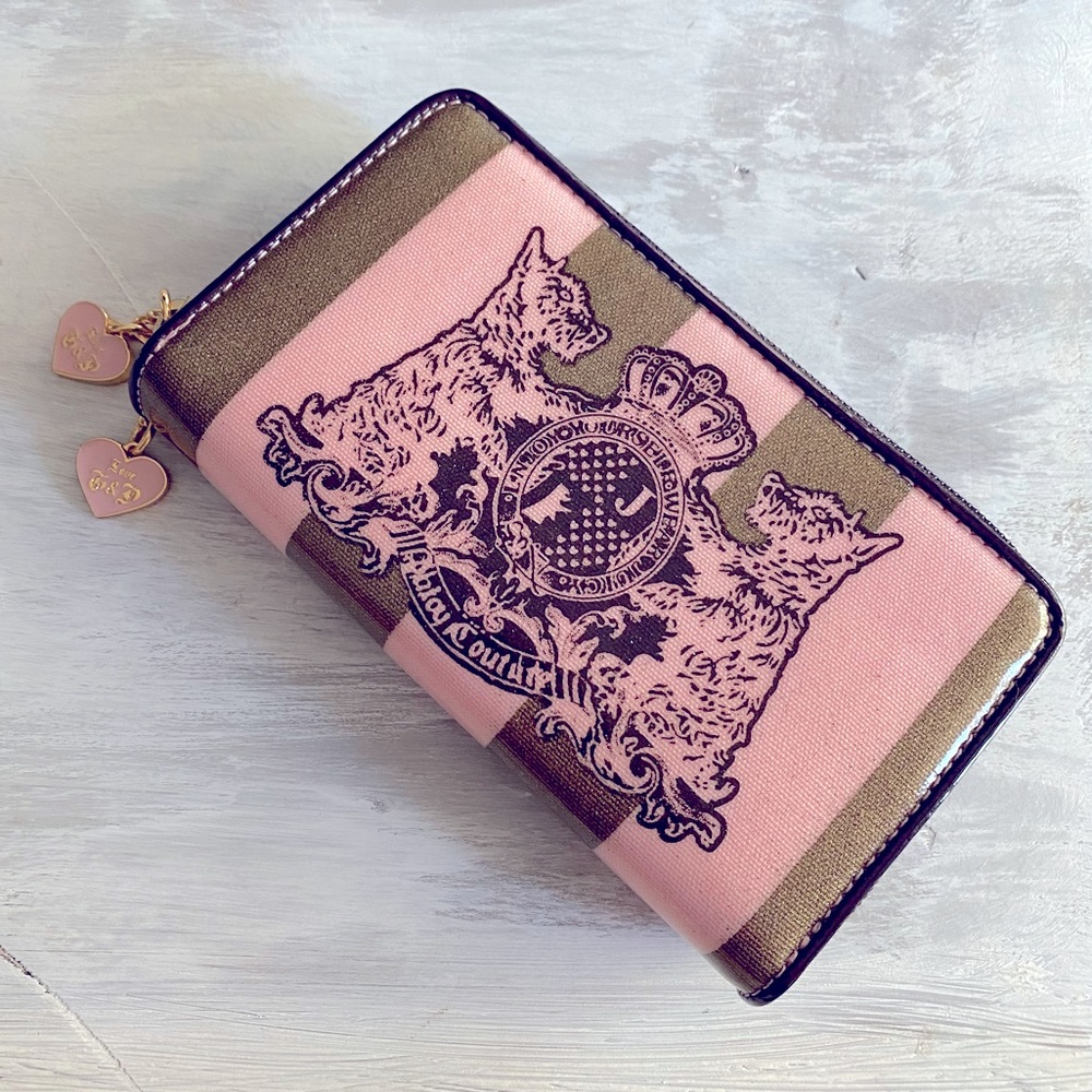 Vintage Juicy 🤍’s Sephora makeup brush bag.